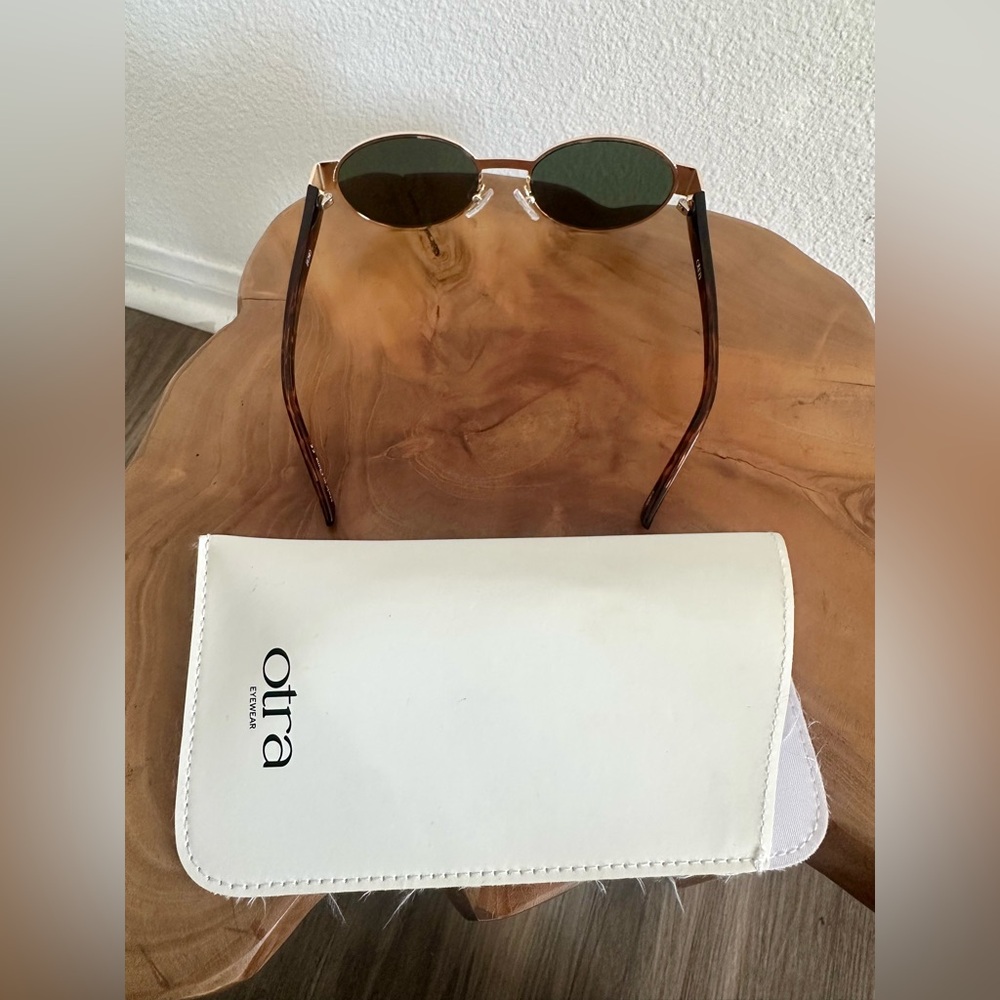 Chic Otra “Echo” Gold and Black Sunglasses - Picture 10 of 13
